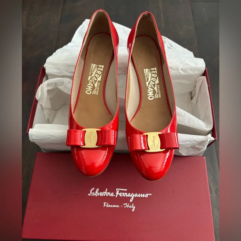 Salvatore Ferragamo Red Patent Vara Bow Flats with Gold Plaque - Picture 1 of 11
